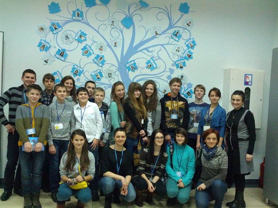 Команда "Території успіху" МБШ біля Дерева Успіху Київстар